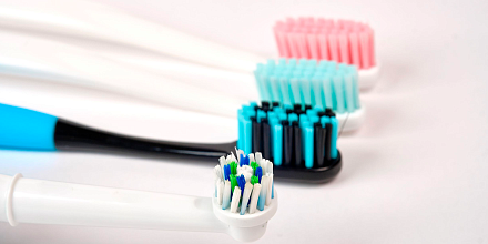 Какую зубную щётку выбрать: электрическую или мануальную?