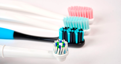 Какую зубную щётку выбрать: электрическую или мануальную?